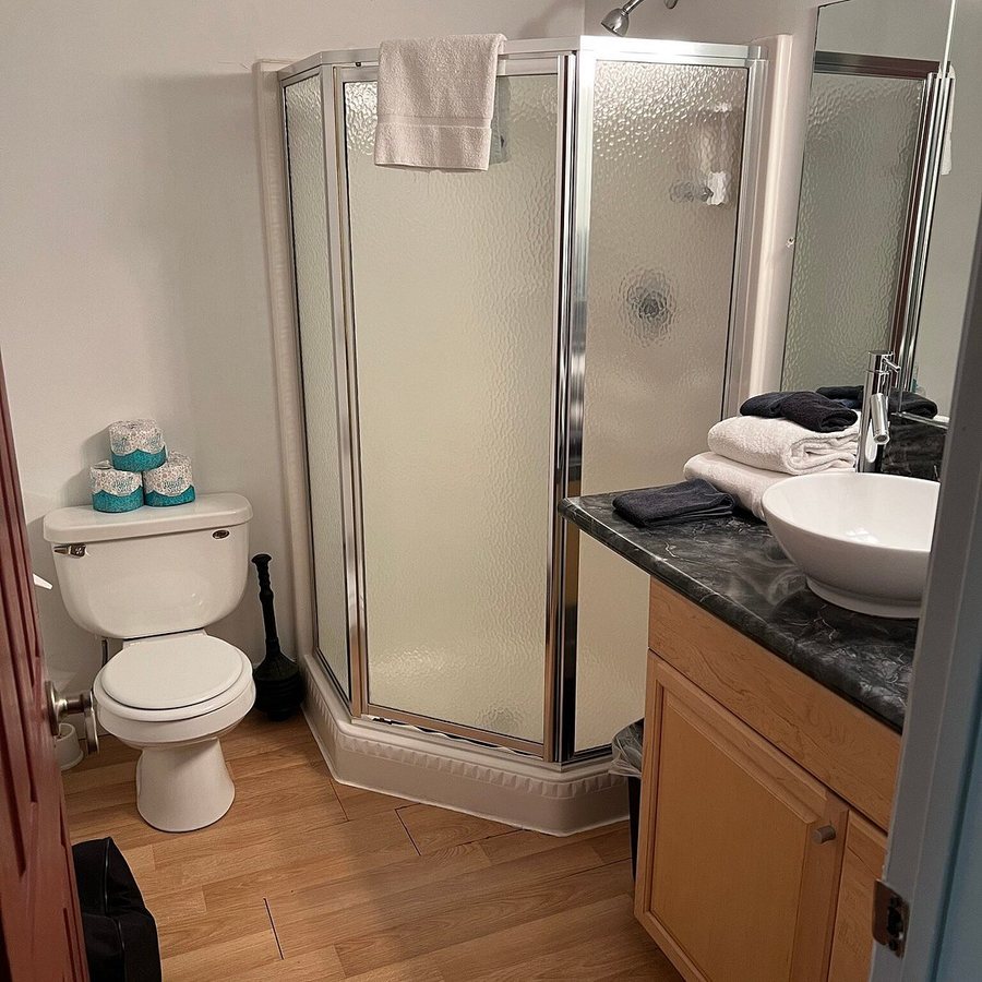 Oak Crest Cottages and Treehouses — Bathroom