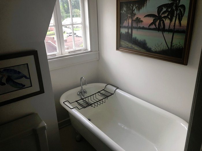 Oak Hill on Love Lane Bed Breakfast — Bathroom