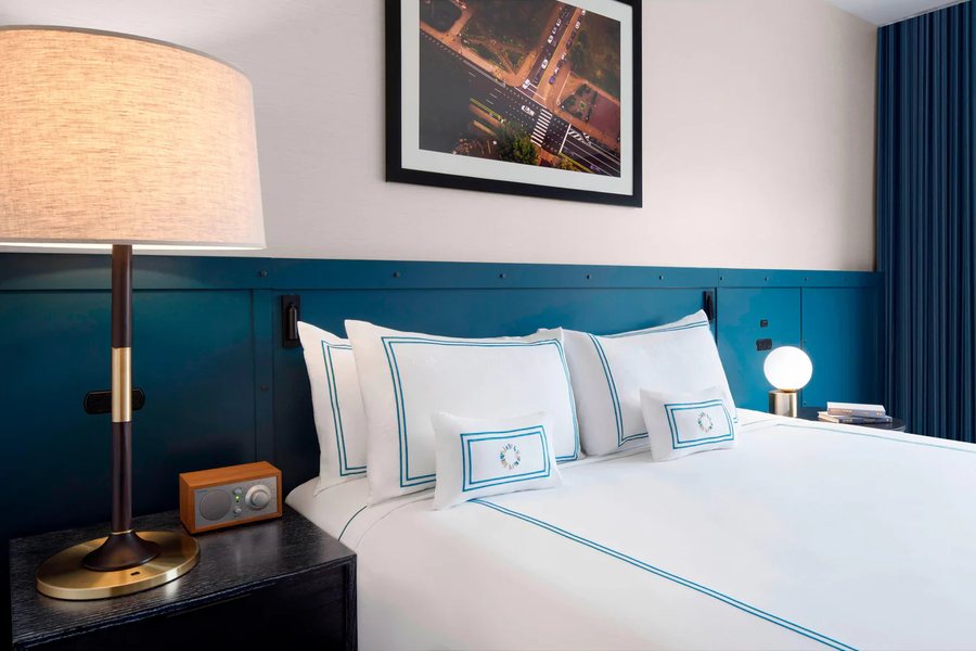 Oak Hotel — Guest room