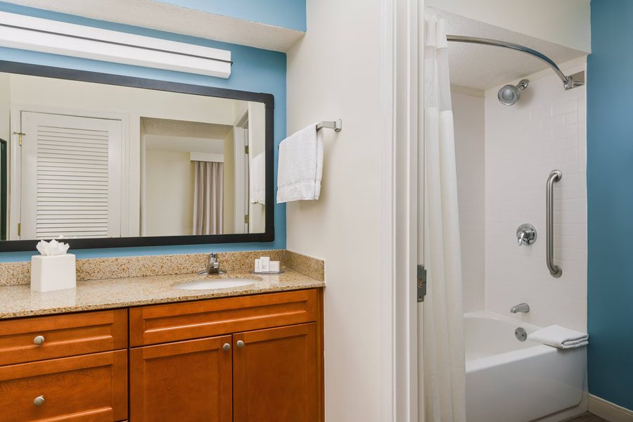 Oak Manor Inn — Bathroom