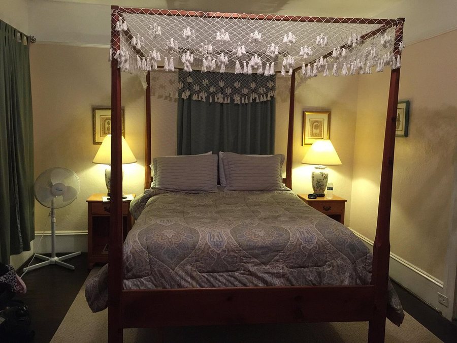 Oak Manor Inn — Guest room