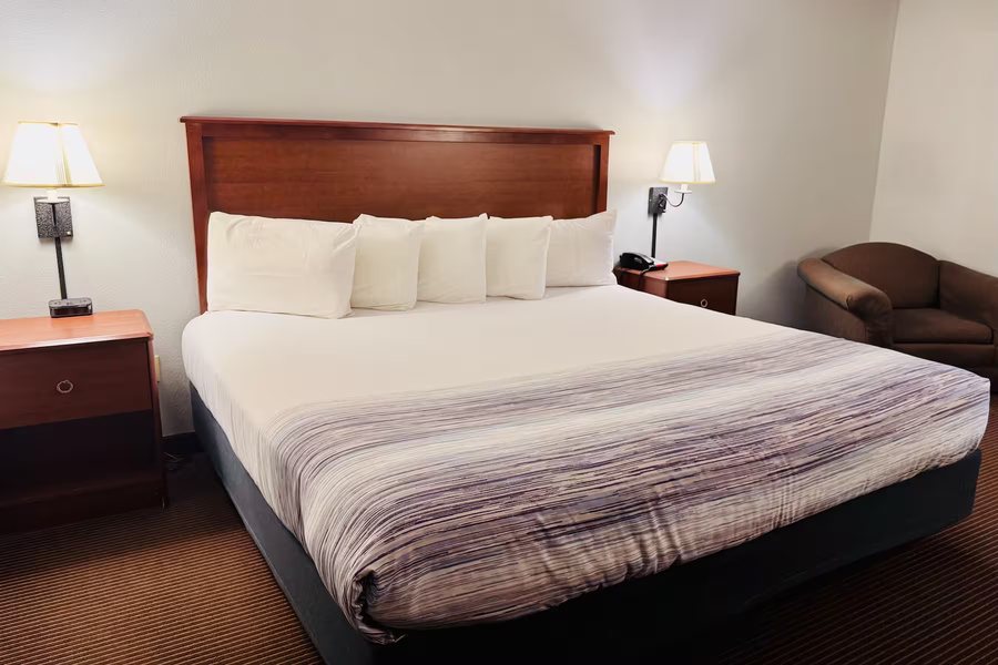 Oak Park Inn — Guest room