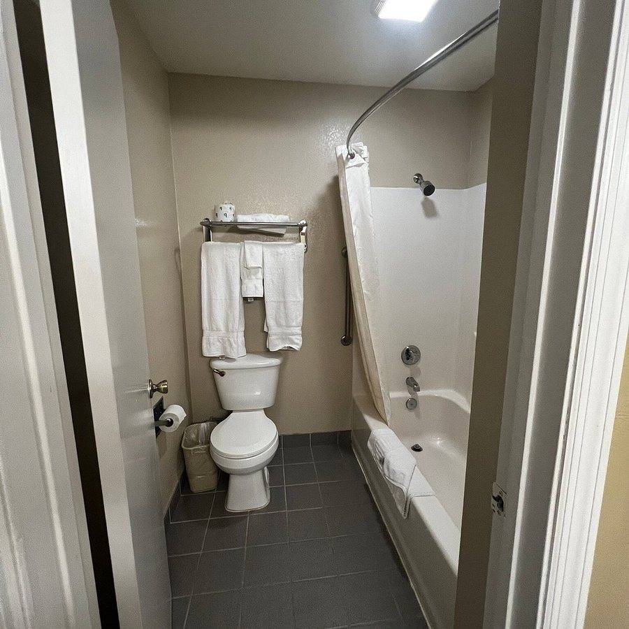 Oak Tree Inn Los Angeles California — Bathroom