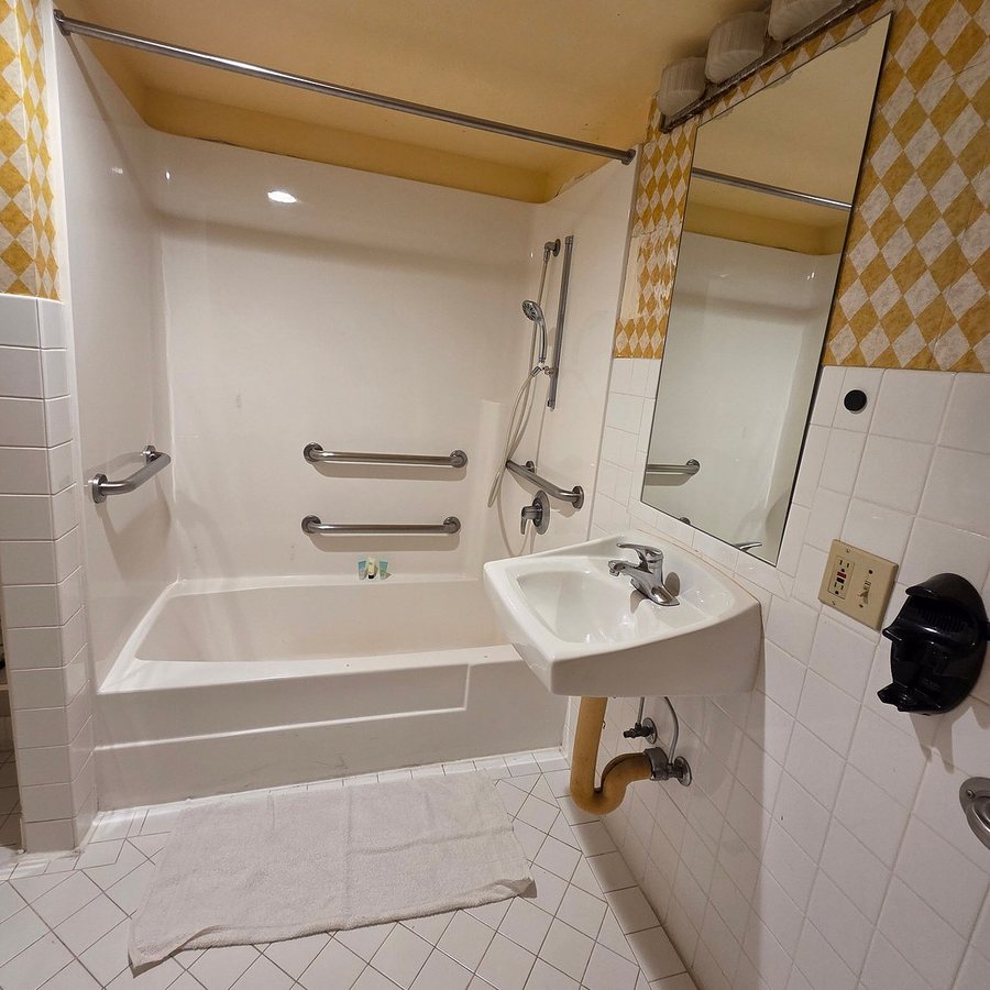 Oakland Airport Executive Hotel — Bathroom