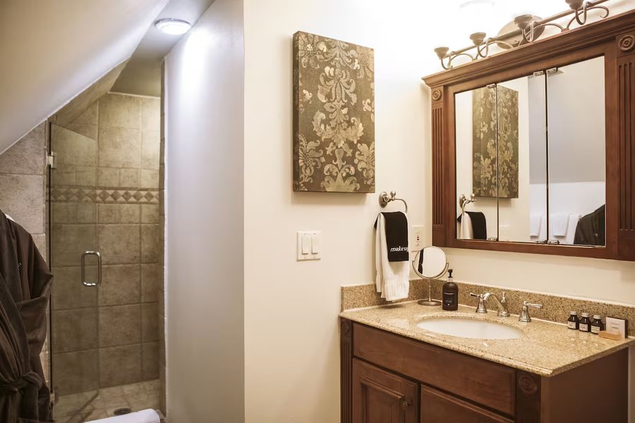 Oakland Cottage B B — Bathroom