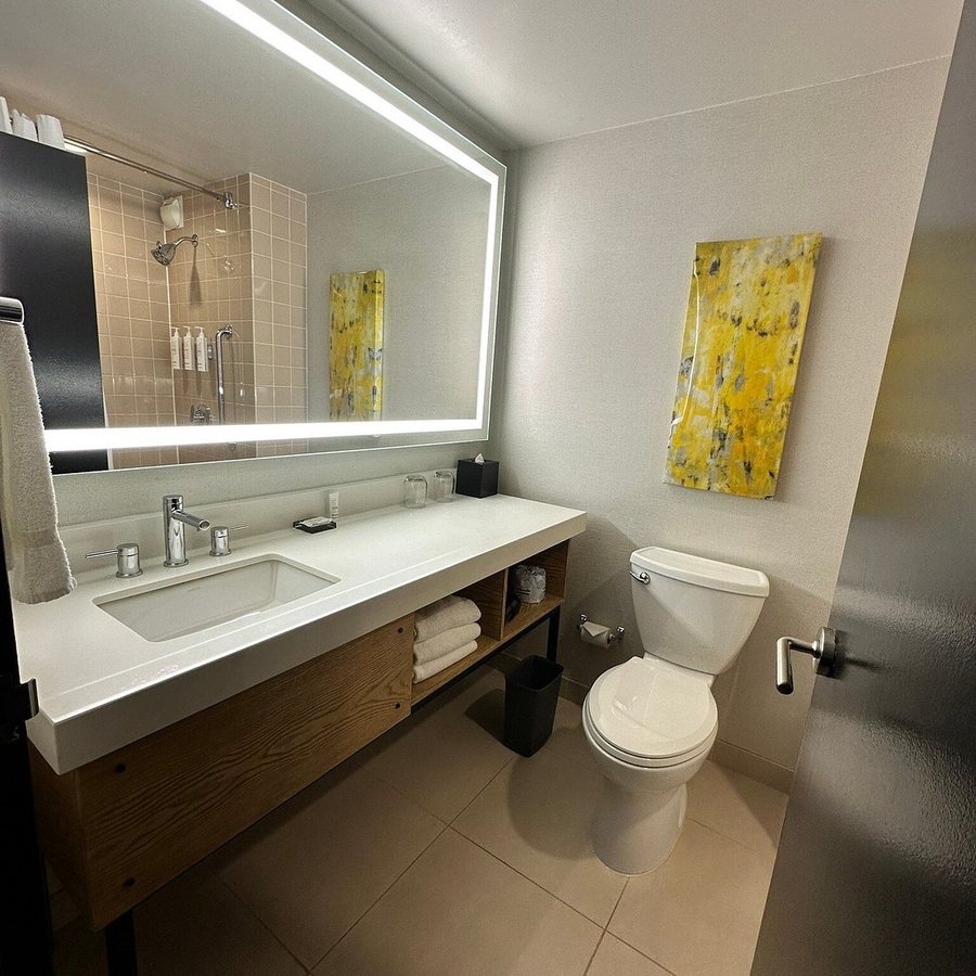 Oakland Marriott City Center — Bathroom