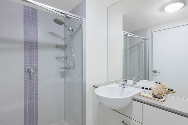 Oaks Brisbane Casino Tower Suites — Bathroom