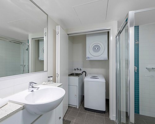 Oaks Brisbane Festival Suites — Bathroom