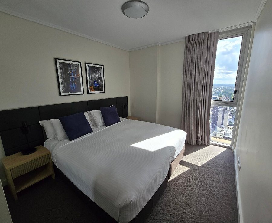 Oaks Brisbane Festival Suites — Guest room