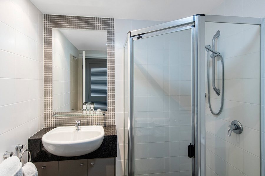 Oaks Brisbane River City Suites — Bathroom