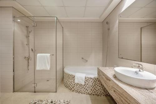 Oaks Liwa Heights — Bathroom