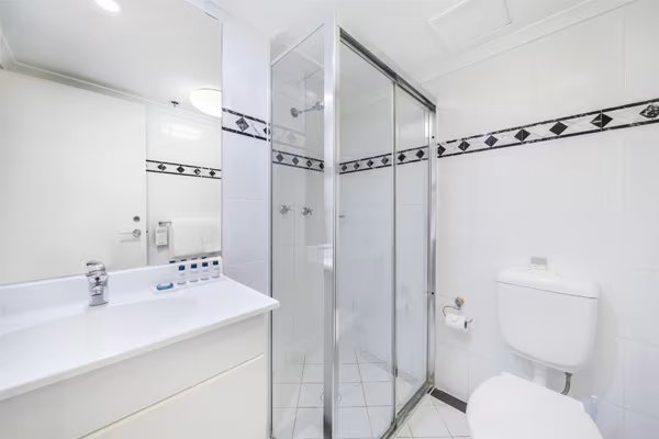 Oaks Sydney Castlereagh Suites — Bathroom