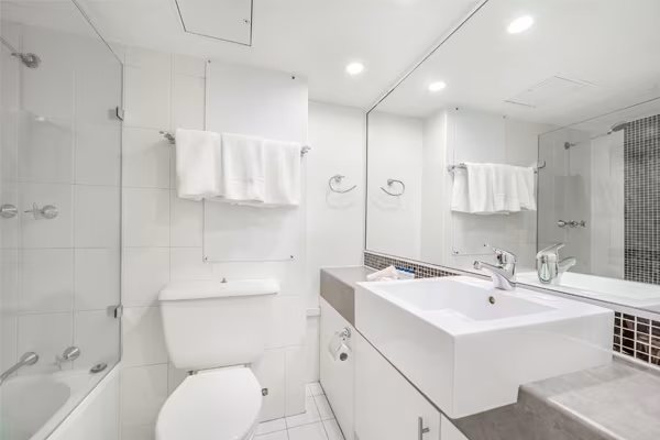 Oaks Sydney Hyde Park Suites — Bathroom