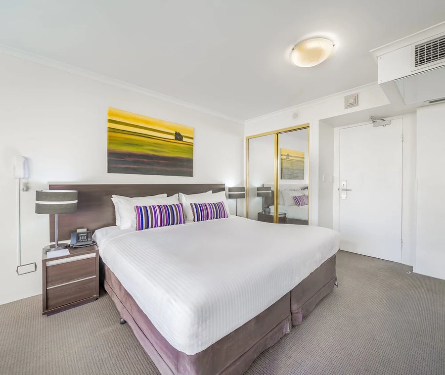 Oaks Sydney Hyde Park Suites — Guest room