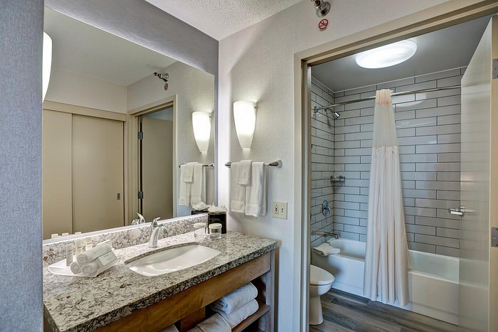 Oakwood Apartments Chicago Illinois — Bathroom
