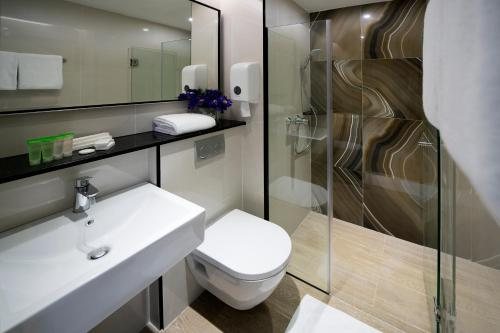 Oakwood Bencoolen Singapore — Bathroom