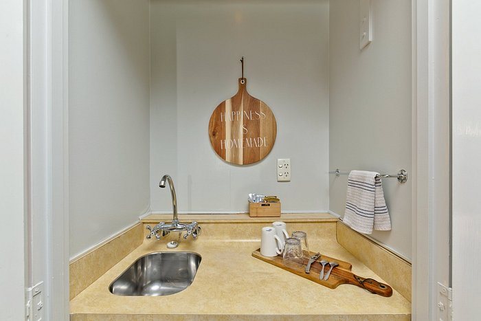Oakwood Manor — Bathroom