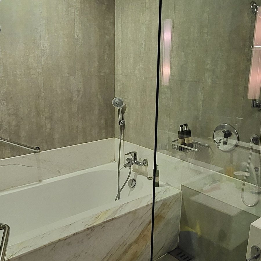 Oakwood Residence Shanghai — Bathroom