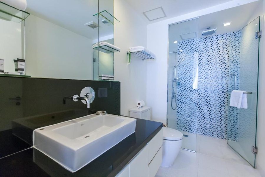 Oakwood Residence Sukhumvit 24 — Bathroom