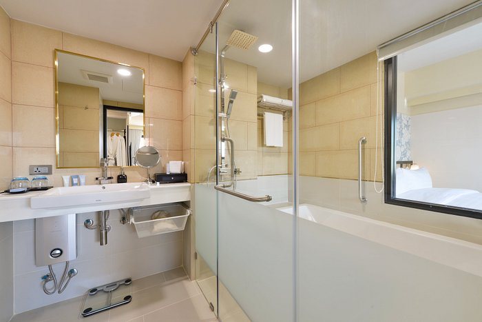 Oakwood Suites Bangkok — Bathroom