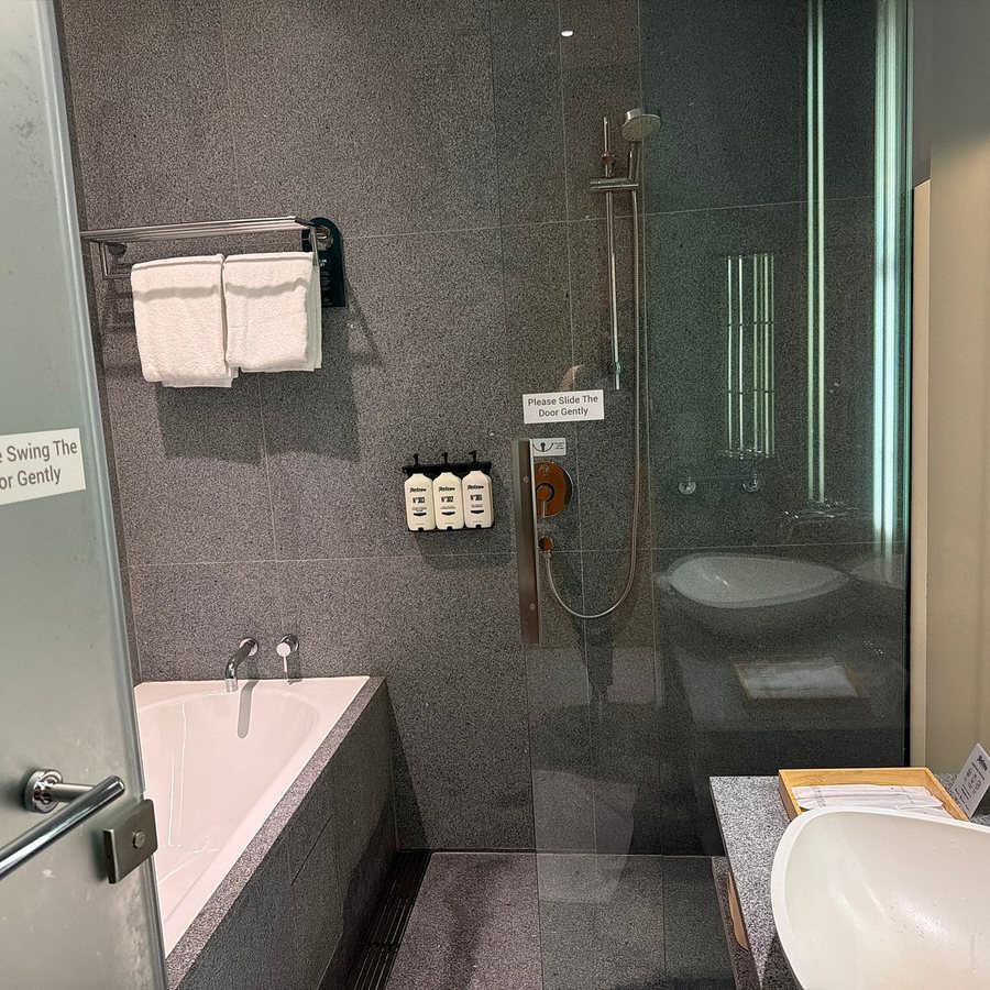 Oasia Hotel Novena Singapore — Bathroom