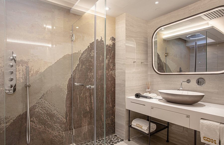 Oasis Avenue — Bathroom