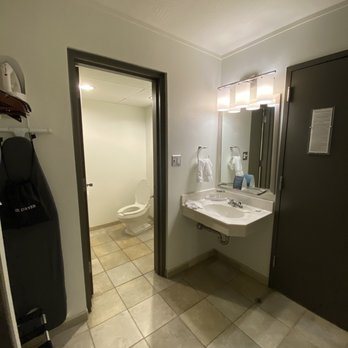 Oasis Hotel Conv Center an Ascend Collection Hotel — Bathroom