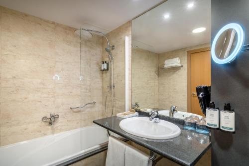 Occidental Atenea Mar Adults Only Barcelona Catalonia — Bathroom