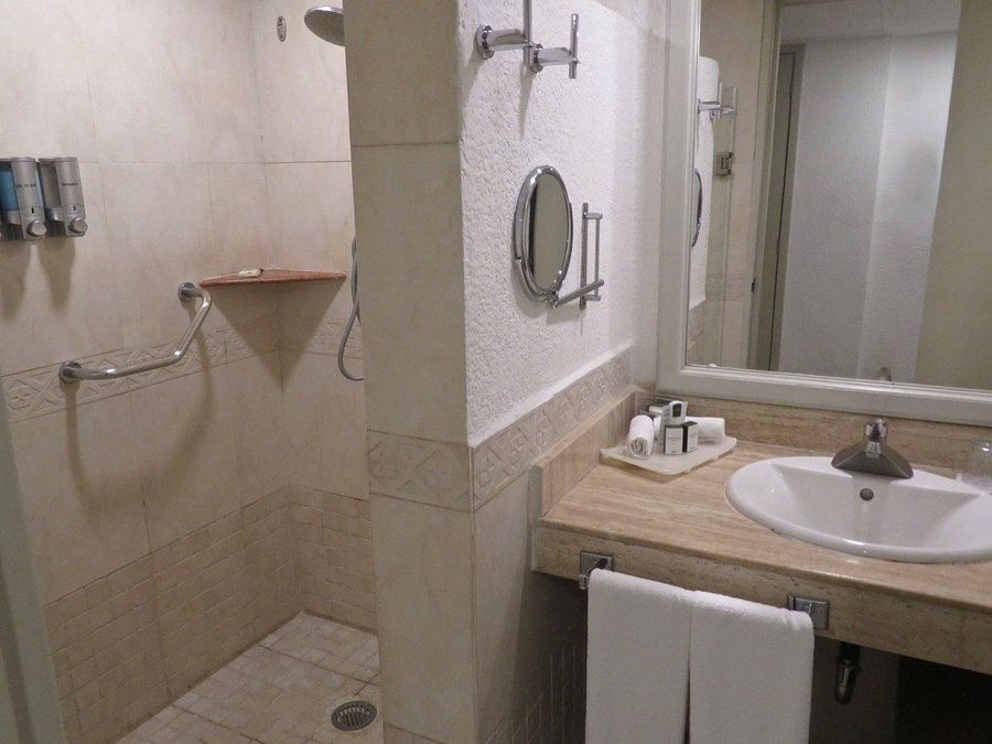 Occidental Tucancun — Bathroom