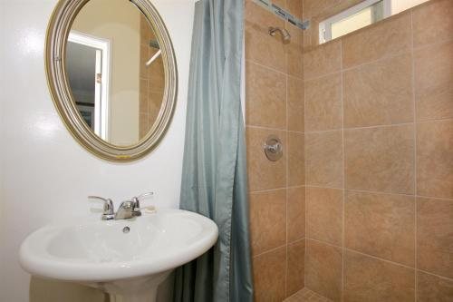 Ocean Beach Hotel — Bathroom