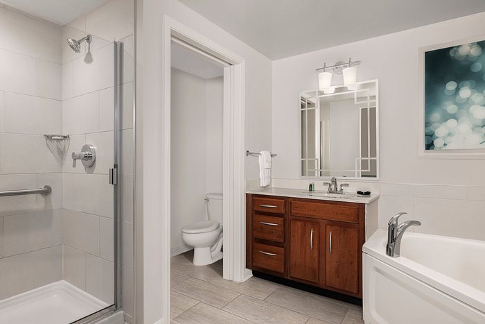 Ocean Club Resort Myrtle Beach a Ramada by Wyndham — Bathroom