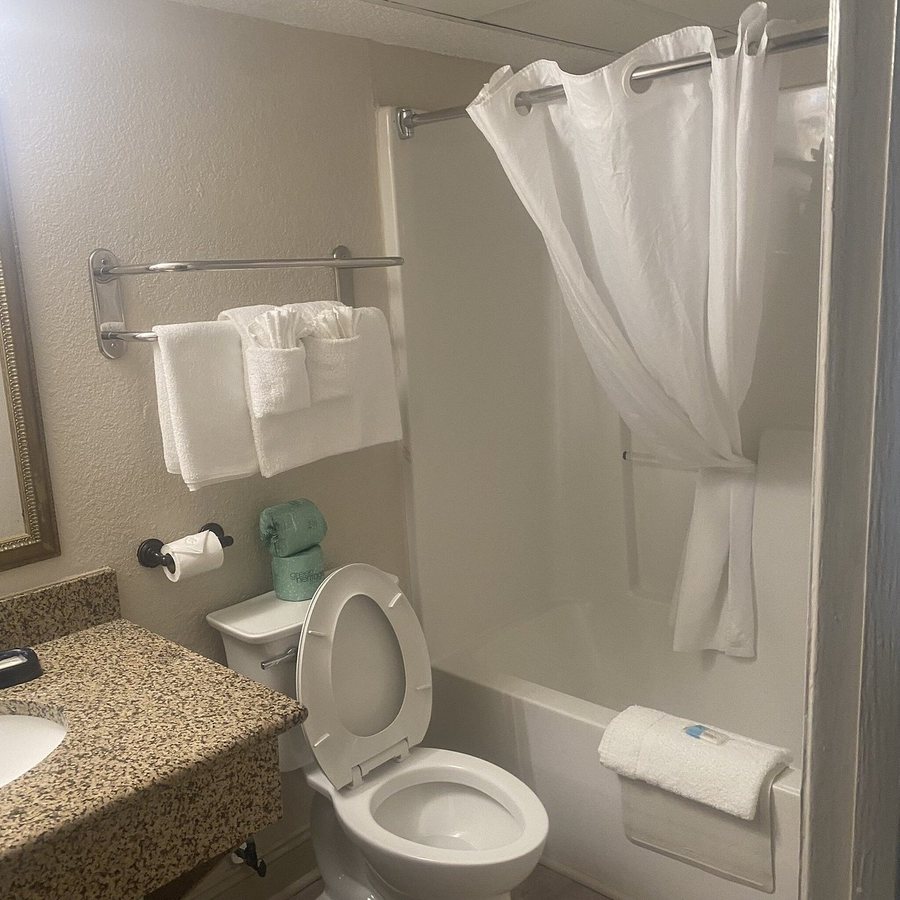 Ocean Crest Inn and Suites — Bathroom