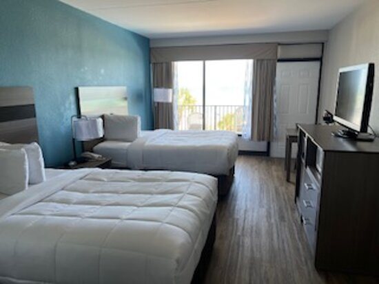 Ocean Crest Inn and Suites — Guest room