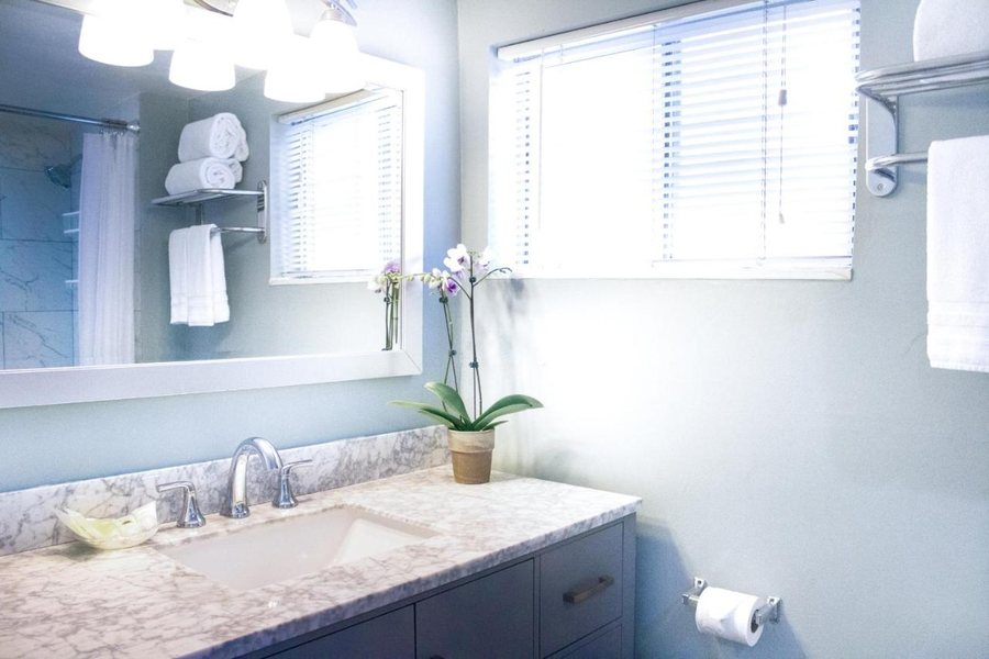Ocean Echo Inn Beach Cottages — Bathroom