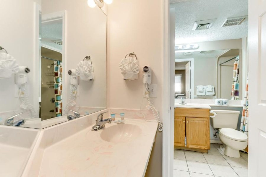Ocean Forest Plaza — Bathroom