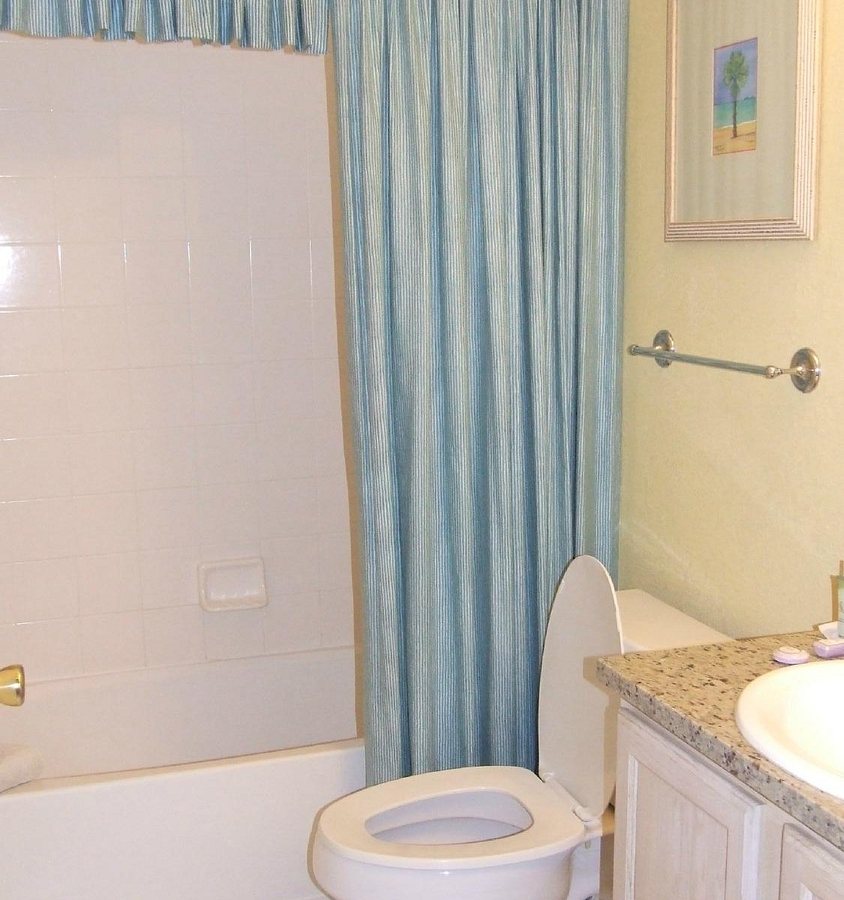 Ocean Gate at Hibiscus Resort — Bathroom