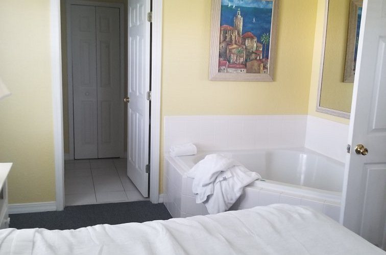Ocean Gate at Hibiscus Resort — Guest room
