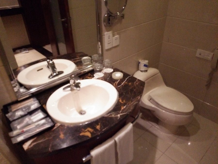 Ocean Hotel Shanghai — Bathroom