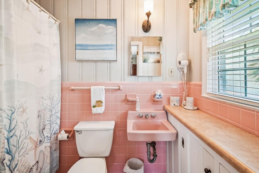 Ocean Inn — Bathroom