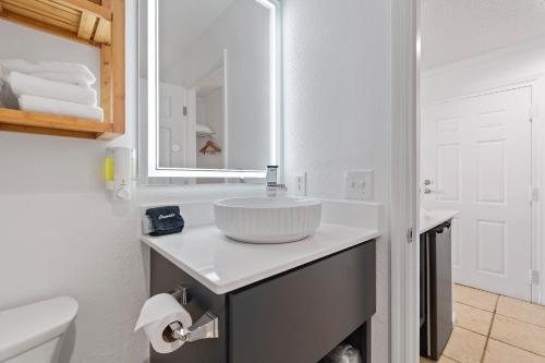 Ocean Isle Inn — Bathroom
