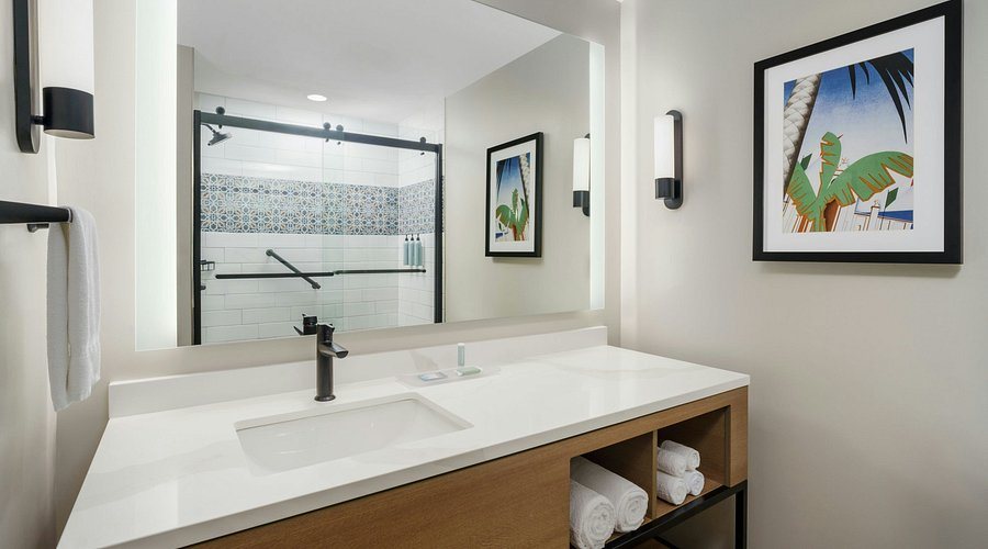 Ocean Mile Hotel — Bathroom