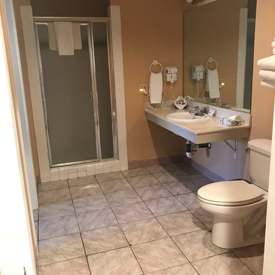 Ocean Pacific Lodge — Bathroom