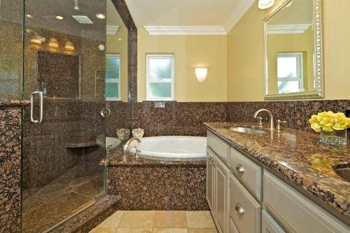 Ocean Palms Beach Resort — Bathroom