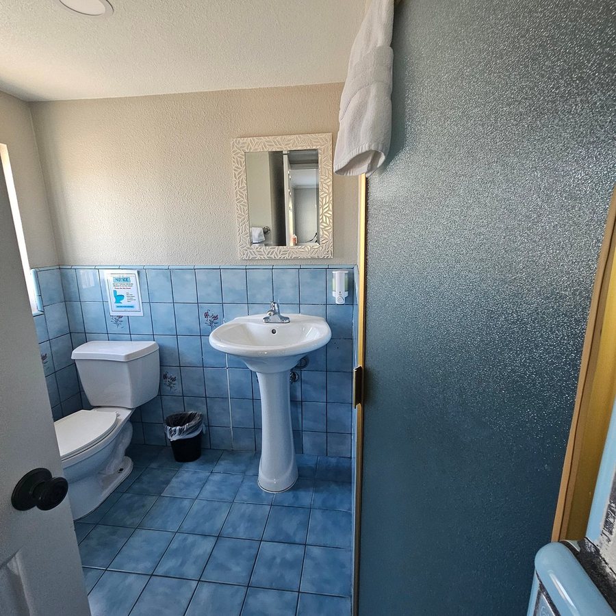 Ocean Park Motel — Bathroom