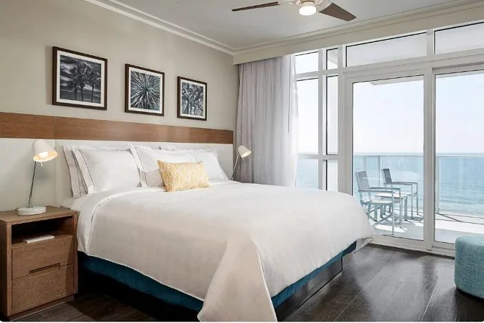 Ocean Plaza Oceanfront Hotel — Guest room