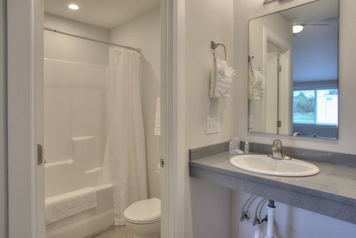 Ocean Shores Inn Suites — Bathroom