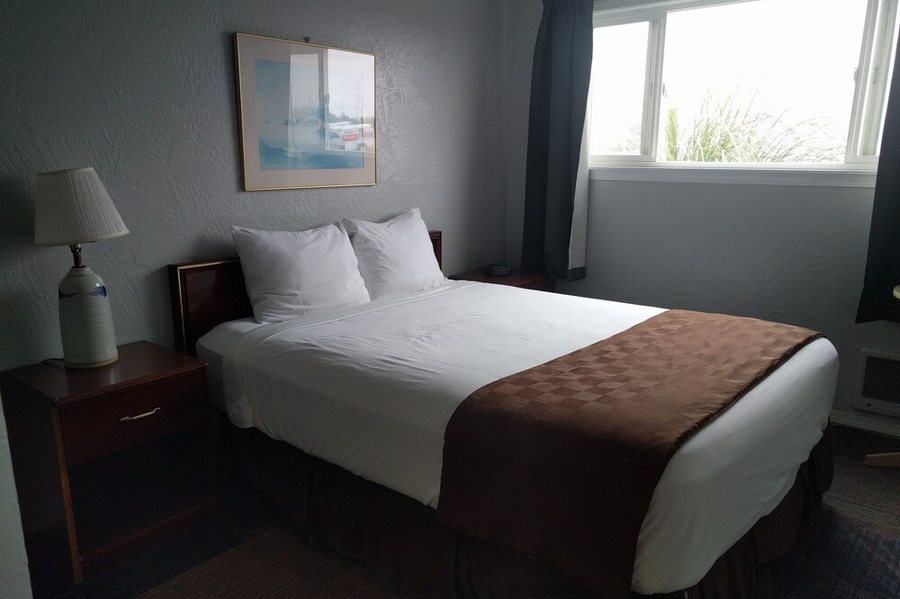 Ocean Shores Inn Suites — Guest room