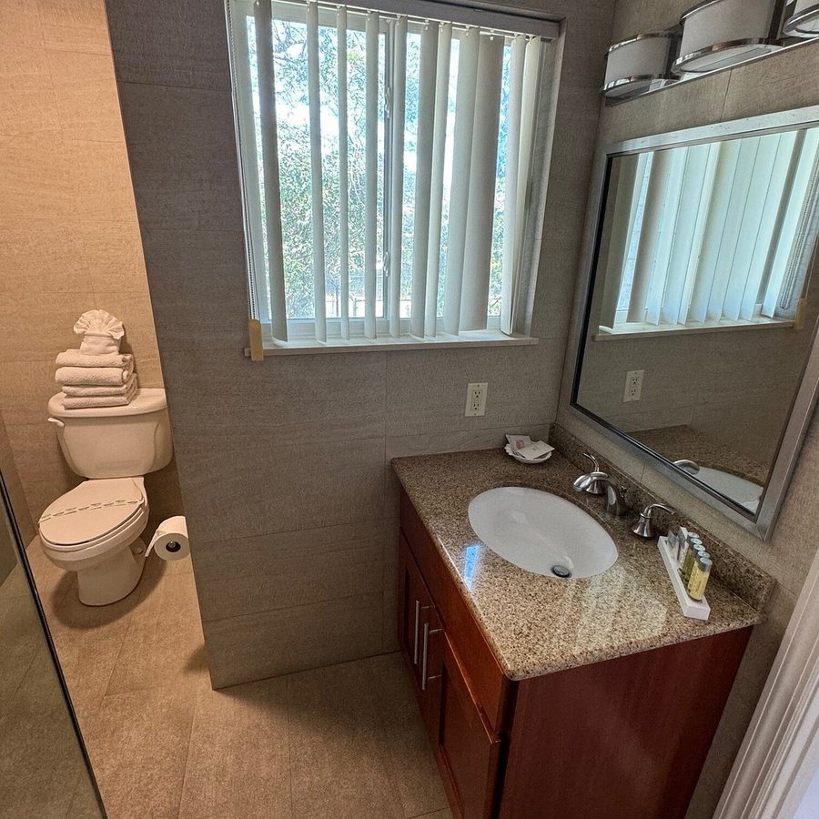 Ocean Surf Resort — Bathroom