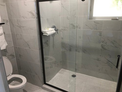 Ocean Treasure Beachside Suites — Bathroom