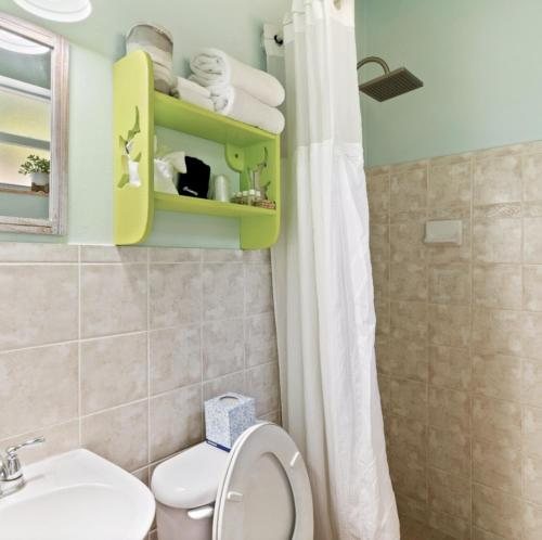 Ocean View Inn and Sports Pub — Bathroom